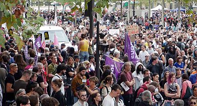 Paris'te binlerce kişi, polis ve jandarmanın silah kullanımına ilişkin yasaya karşı sokaklara döküldü