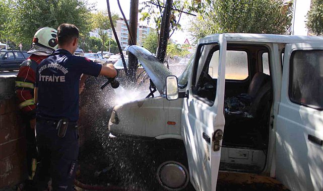 Park halindeki kamyonette yangın çıktı