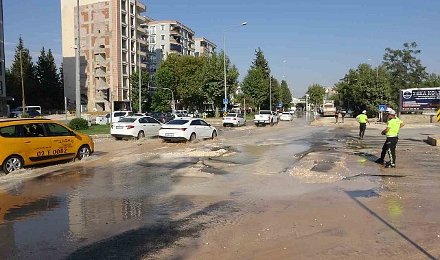 Patlayan ana su hattı yolu kullanılamaz hale getirdi