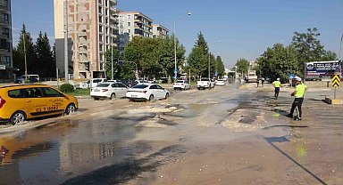Patlayan ana su hattı yolu kullanılamaz hale getirdi