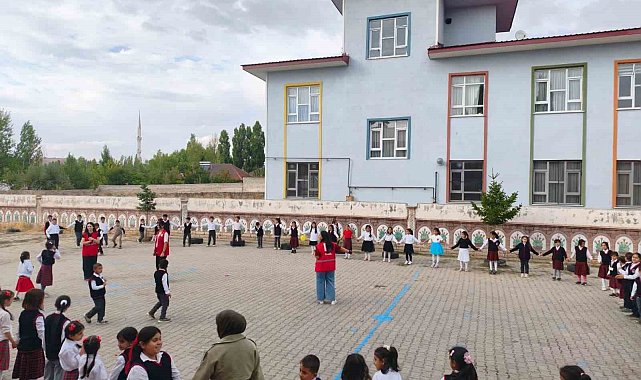 Patnos'ta Kızılay gönüllüleri öğrencilerle bir araya geldi