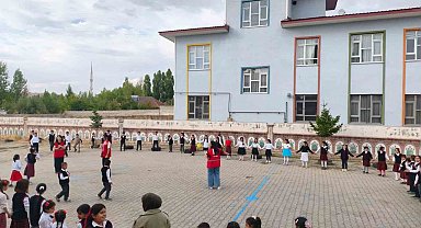 Patnos'ta Kızılay gönüllüleri öğrencilerle bir araya geldi