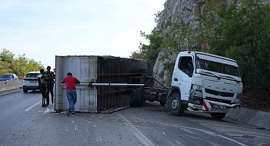 Pelet yüklü kamyon bariyerlere çarptı, kasası devrildi: 1 yaralı