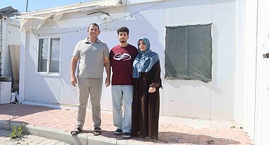 Perdeyle ikiye bölünen 18 metrekarelik konteynerde ders çalışarak tıp fakültesini kazanan depremzede Hasan'ın hayali gerçeğe döndü