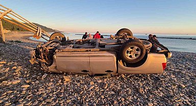 Pikap halk plajına uçtu: 2 yaralı