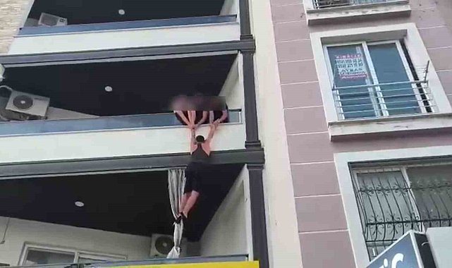 Polisin baskın yaptığı evin balkonundan kaçmaya çalışan uyuşturucu tacirinin o anları kamerada