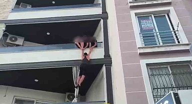 Polisin baskın yaptığı evin balkonundan kaçmaya çalışan uyuşturucu tacirinin o anları kamerada