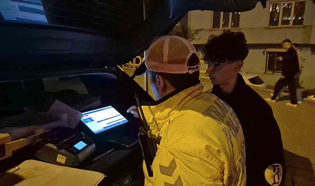 Polisin "dur" ihtarına uymayıp kırmızı ışıkta makas atarak kaçan motosikletliye 353 bin lira ceza