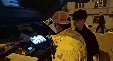 Polisin "dur" ihtarına uymayıp kırmızı ışıkta makas atarak kaçan motosikletliye 353 bin lira ceza
