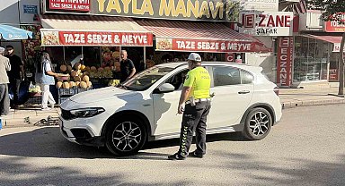 Polislerin gözü önünde ters yöne girdi, 10 bin lira ceza yedi