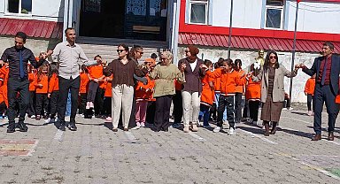 Posof'ta ilköğretim haftası davul zurnayla başladı: 49 köyün öğrencisi merkeze taşınıyor