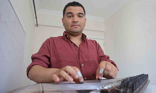 Profesörün "Okuma, yazma öğrenemez" dediği otizmli Ertuğrul, tüm engelleri aşarak annesinin 1 yaşında başlattığı eğitimle konservatuardan mezun oldu