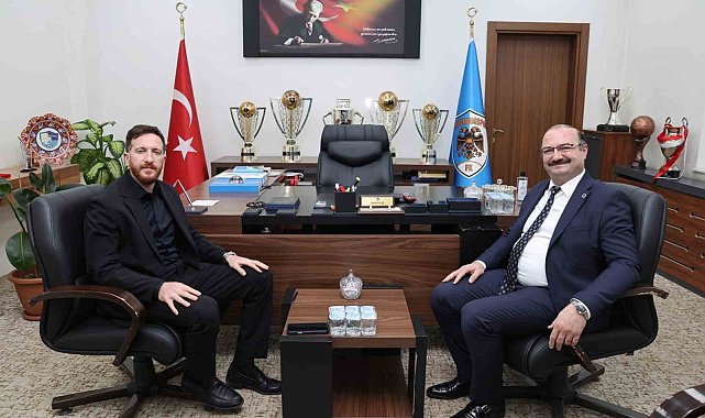 Rektör Hacımüftüoğlu'ndan Erzurumspor'a destek ziyareti
