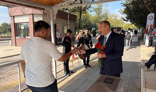 Rektör Prof. Dr. Göktaş öğrencileri çiçeklerle karşıladı