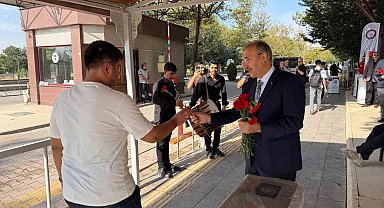 Rektör Prof. Dr. Göktaş öğrencileri çiçeklerle karşıladı