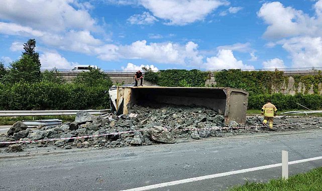 Rize'de kaza yapan kamyona arkadan gelen taş yüklü kamyon çarptı: 3 yaralı