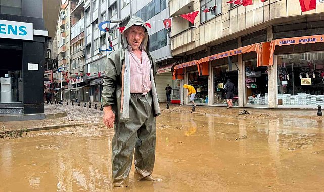 Rize'de Pazar ilçesinde sel suları çekiliyor, iş yerlerinde temizlik çalışmaları başladı