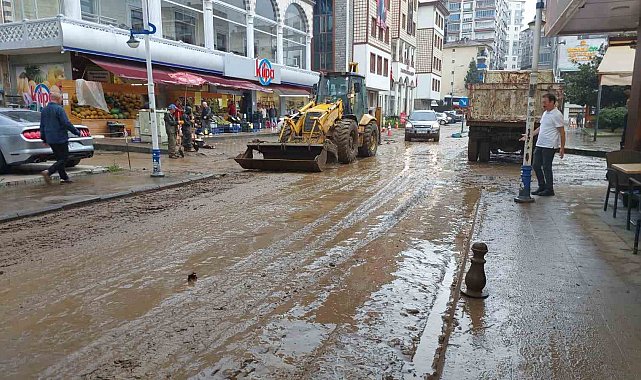 Rize'nin Pazar ilçesinde sel suları çekildi, iş yerlerinde temizlik çalışmaları sürüyor