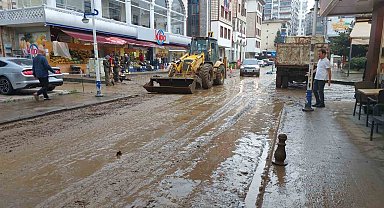 Rize'nin Pazar ilçesinde sel suları çekildi, iş yerlerinde temizlik çalışmaları sürüyor