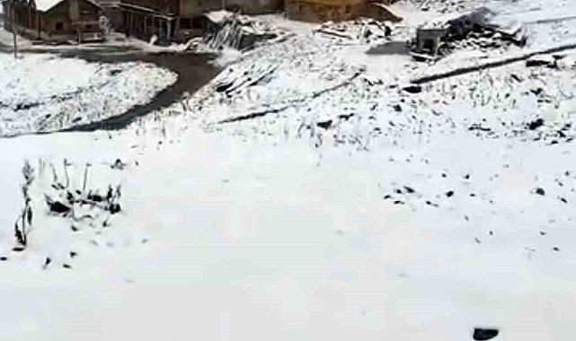 Rize'nin yaylalarına Eylül'de kış geldi, 3 bin 100 metre yükseklikte bulunan Tahpur Yaylası beyaza büründü