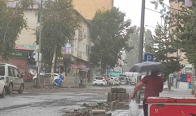 Sağanak ve dolu ulaşımı aksattı, tarım arazileri zarar gördü