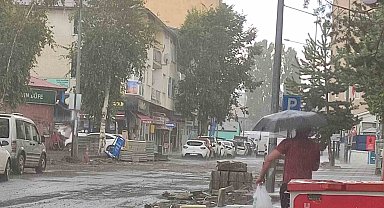 Sağanak ve dolu ulaşımı aksattı, tarım arazileri zarar gördü