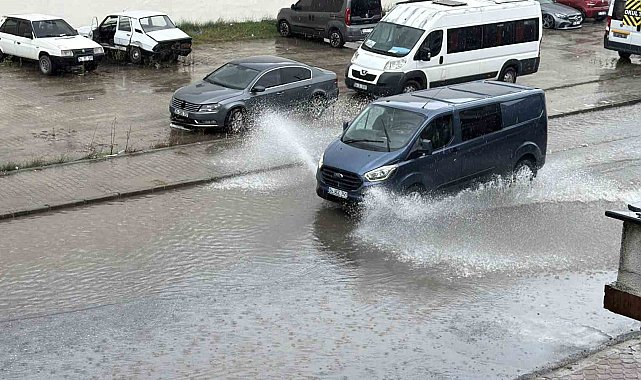 Sağanak yağış yolları gölete çevirdi: Araçlar temkinli ilerledi