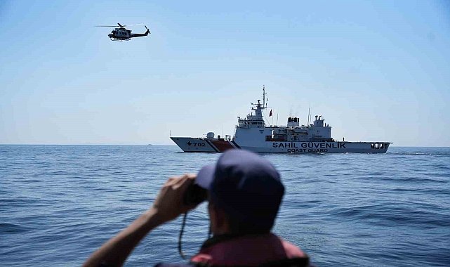 Sahil Güvenlik ekiplerinin helikopter destekli arama kurtarma çalışması böyle görüntülendi