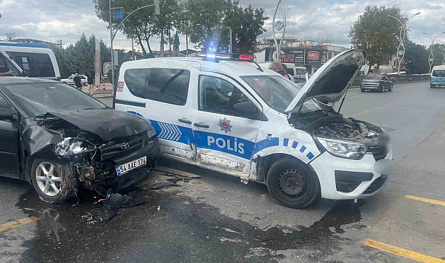 Sakarya'da polis aracı ile otomobil çarpıştı: 2'si polis, 5 yaralı