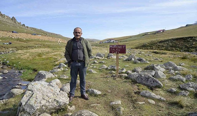 Salah'ın oturduğu taşın yanına konulan tabela ve bank bir gecede kayboldu