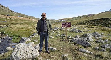 Salah'ın oturduğu taşın yanına konulan tabela ve bank bir gecede kayboldu