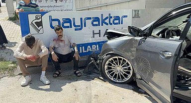 Samsun'da 2 otomobile çarpıp savrulan araç duvara çarptı: 3 yaralı