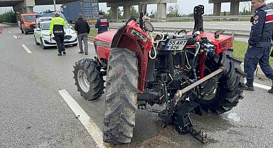 Samsun'da kamyonet traktöre çarptı: Sürücüler yaralandı
