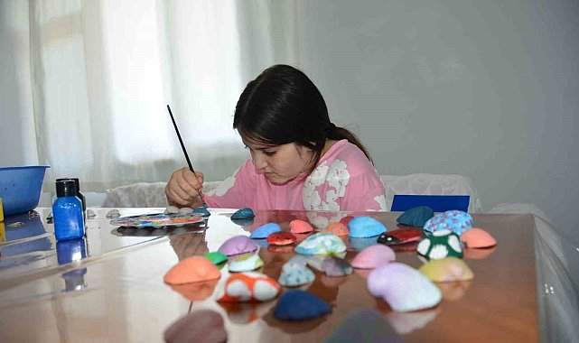 Samsunlu minik Elif Zehra, deniz kabuklarını sanat eserine dönüştürüyor