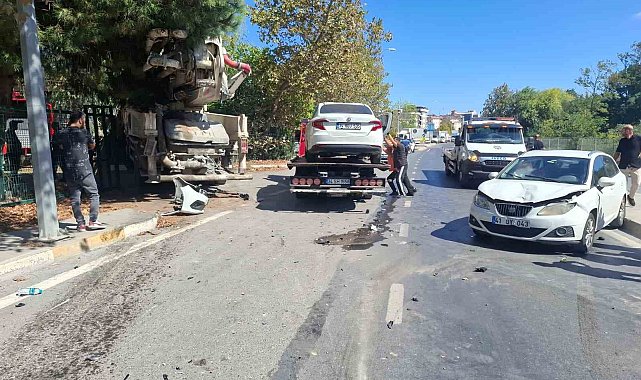 Sancaktepe'de beton pompa aracı karşı şeride geçerek 3 araca çarptı: 5 yaralı