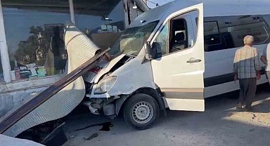 Şanlıurfa'da işçi servisi dükkana daldı: 10 yaralı