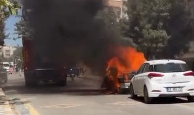 Şanlıurfa'da park halindeki otomobil alevlere teslim oldu
