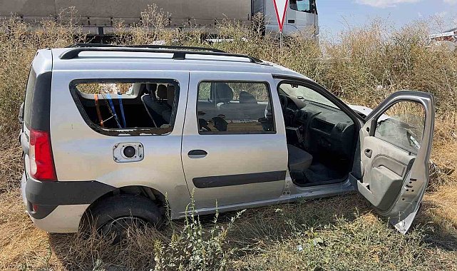 Sarampole giren otomobilde 2 kişi yaralandı