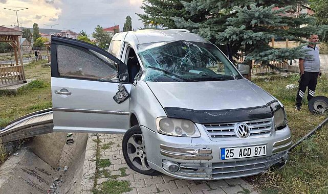 Sarıkamış'ta hafif ticari araç şarampole devrildi: 2 yaralı