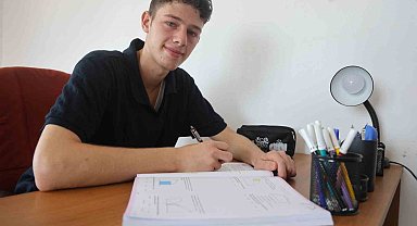 Savaşın ve depremin pes ettiremediği Suriyeli Münir, 3 kardeşiyle paylaştığı odada günde 6 saat ders çalışarak tıp fakültesini kazandı
