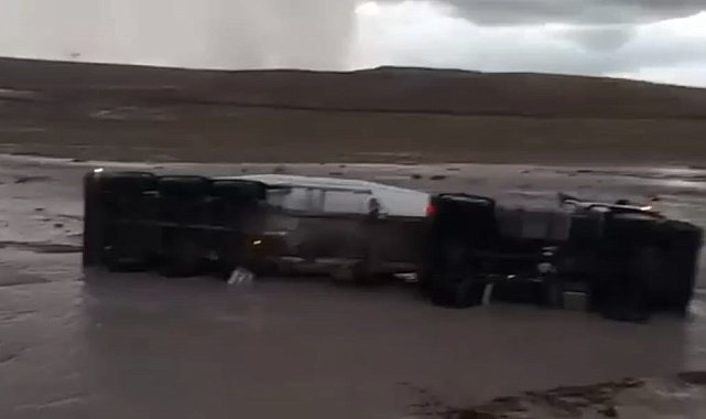 Şefaatli'de yağış sele dönüştü, tır yan yattı