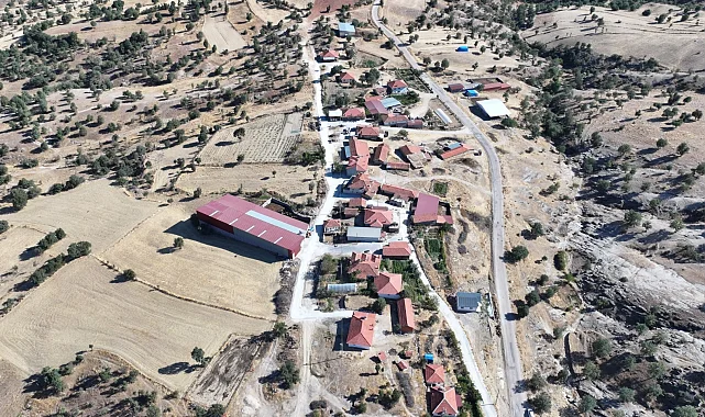 Selendi Gölbaşı'nda yollar ilk kez parke taşına kavuşuyor