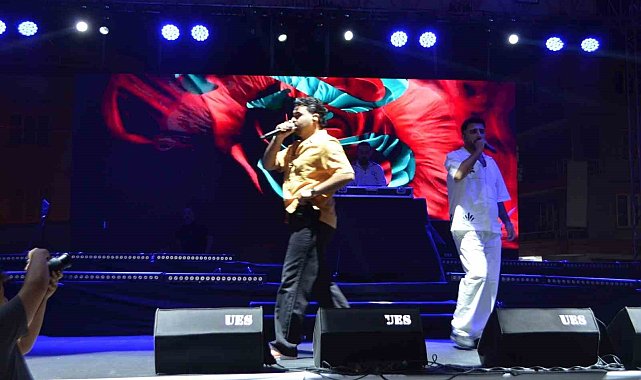 Selendi'de sahne alan Tefo & Seko gençleri coşturdu