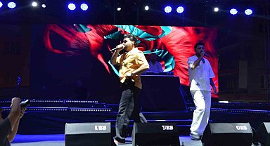 Selendi'de sahne alan Tefo & Seko gençleri coşturdu