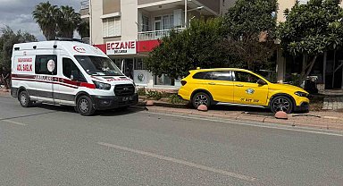 Serik'te taksi ile hafif ticari araç çarpıştı, mahalleli kavşağa önlem alınmasını istedi