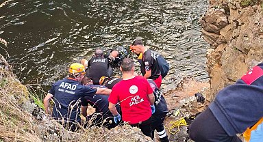 Serinlemek için şelaleye giren iki kardeş boğuldu