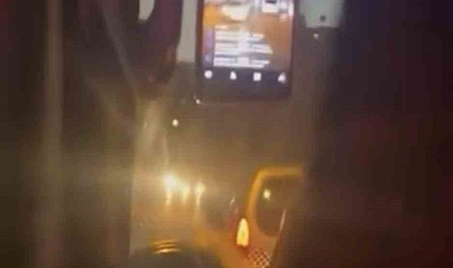 Seyir halindeki özel halk otobüsü şoförü canlı yayın açtı