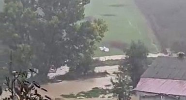 Şiddetli sağanak sele dönüştü: Yol ulaşıma kapandı
