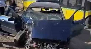 Siirt'te belediye otobüsü ile otomobil çarpıştı: 1 yaralı