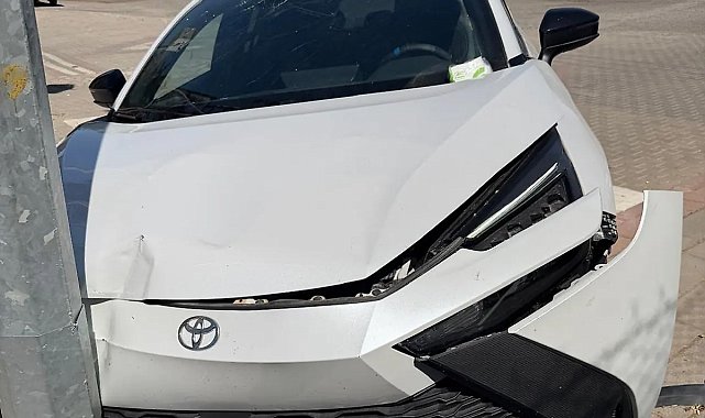Siirt'te otomobil aydınlatma direğine çarptı